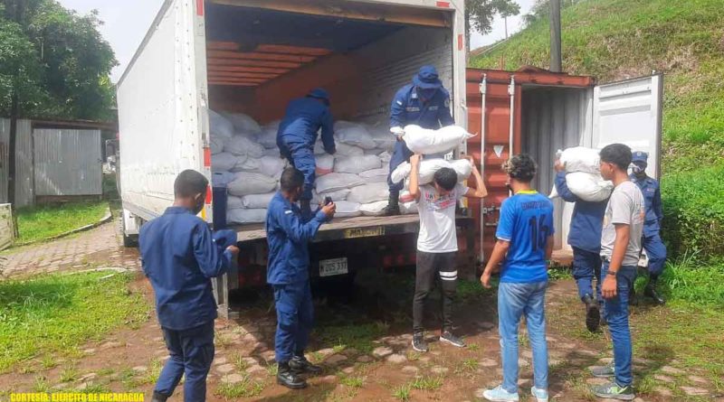 Efectivos de la Fuerza Naval del Ejército de Nicaragua descargando paquetes alimenticios en la bodega del Instituto Nacional Tecnológico (INATEC) del municipio de Bluefields.