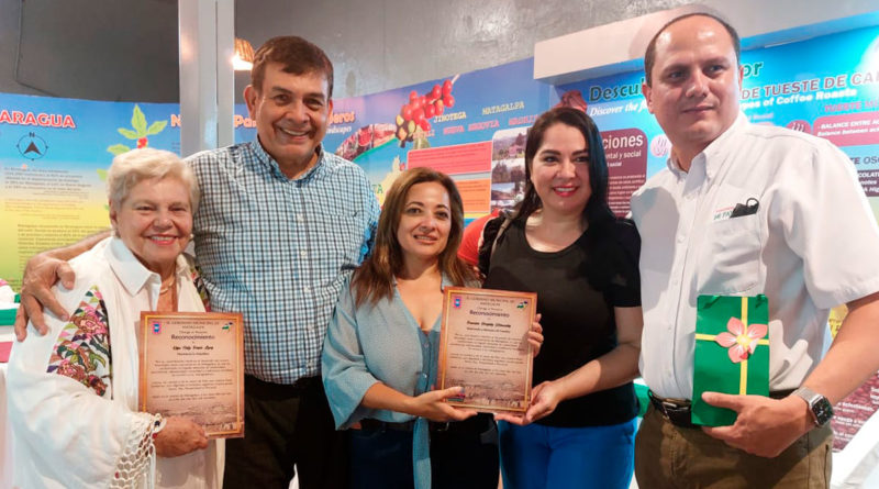 Autoridades de Matagalpa entregando reconocimiento a un negocio histórico del departamento.