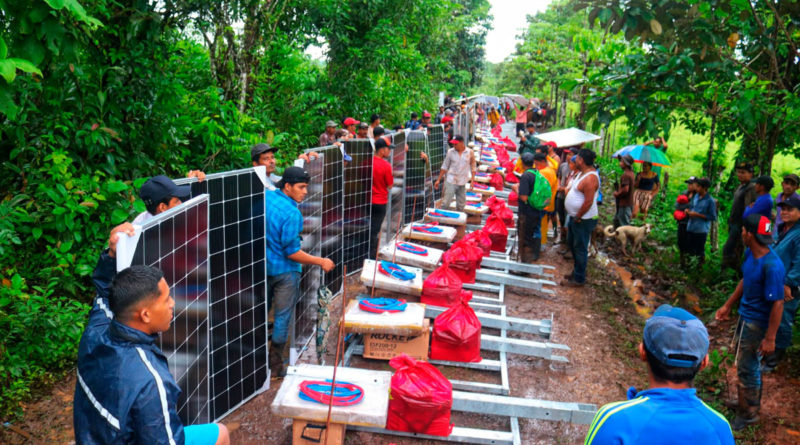 Familias protagonistas de la comunidad El Almacén en Nueva Guinea recibiendo los sistemas de paneles solares por parte del Gobierno Sandinista.