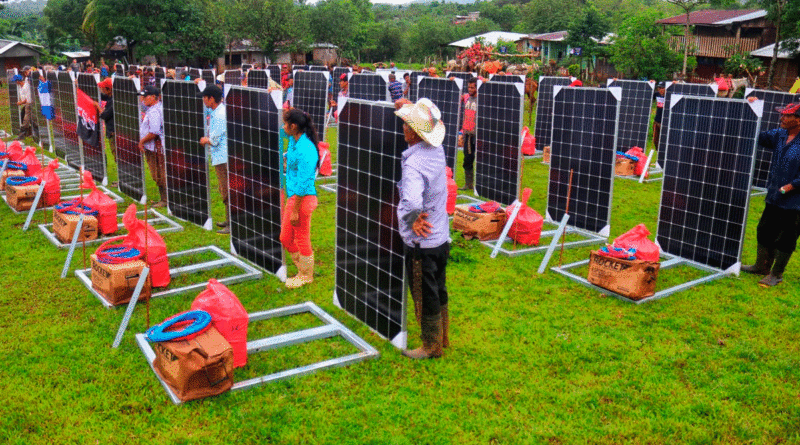 Familias de Nueva Guinea recibiendo paneles solares por parte del Gobierno Sandinista