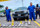 camioneta, droga, sujetos, policías