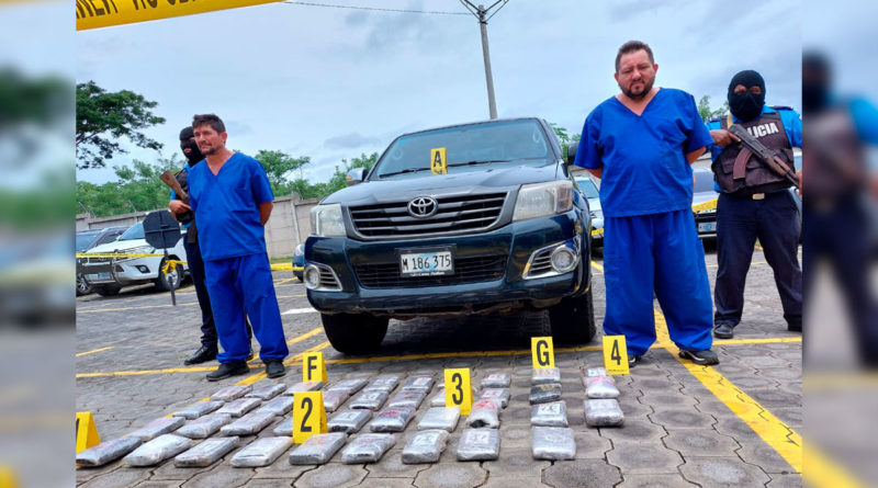 camioneta, droga, sujetos, policías