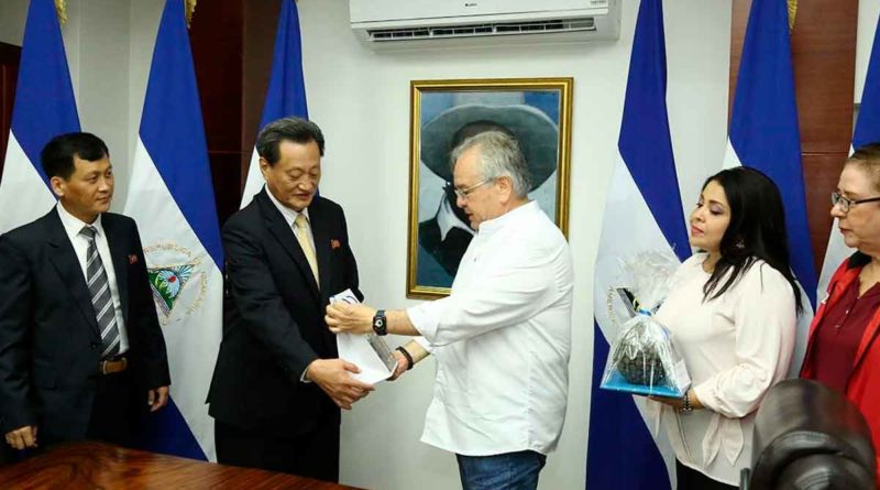 Presidente de la Asamblea Nacional, Doctor Gustavo Porras, junto al Embajador de la República Popular Democrática de Corea, Señor Ma Chol-Su.