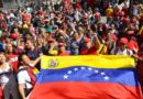 Pueblo venezolano con su bandera