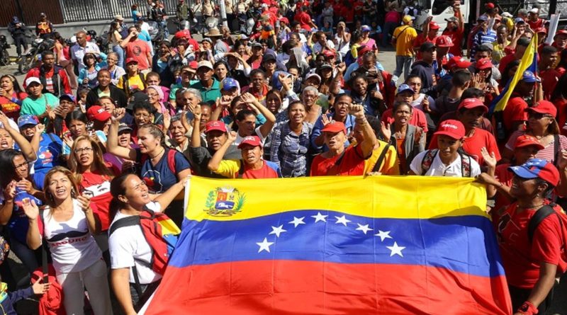 Pueblo venezolano con su bandera