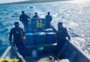 Efectivos de la Fuerza Naval del Ejército de Nicaragua con tripulante rescatado en la Región Autónoma de la Costa Caribe Sur.