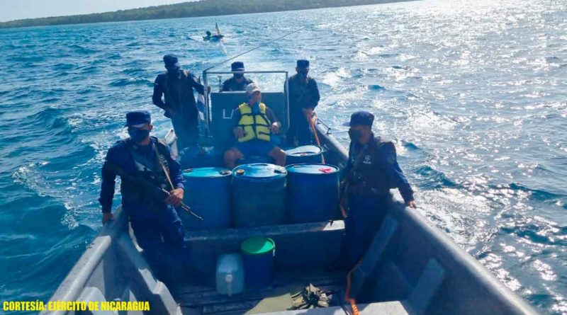 Efectivos de la Fuerza Naval del Ejército de Nicaragua con tripulante rescatado en la Región Autónoma de la Costa Caribe Sur.