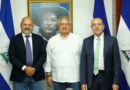 Presidente de la Asamblea Nacional, doctor Gustavo Porras, junto a los senadores italianos Vito Petrocelli y Emanuele Dessi, del Partido Comunista Italiano.