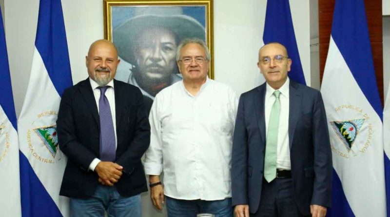 Presidente de la Asamblea Nacional, doctor Gustavo Porras, junto a los senadores italianos Vito Petrocelli y Emanuele Dessi, del Partido Comunista Italiano.