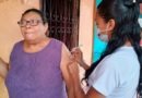 Habitante del barrio Carlos Fonseca de Mateare, siendo vacunada contra la COVID-19 por una enfermera del Ministerio de Salud de Nicaragua.