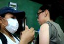 Brigadista del Ministerio de Salud aplica vacuna contra el COVID-19 a una pobladora del barrio Larreynaga