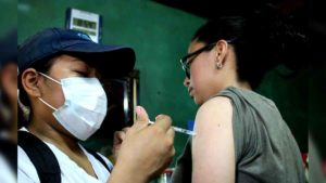 Brigadista del Ministerio de Salud aplica vacuna contra el COVID-19 a una pobladora del barrio Larreynaga