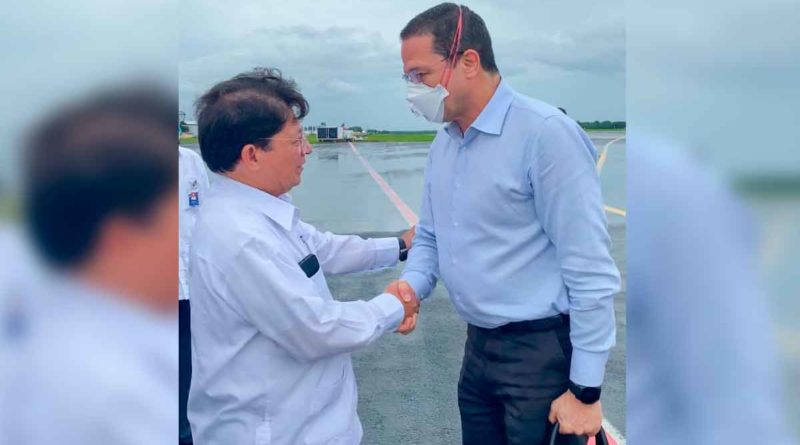 El canciller Carlos Faría siendo recibido en el Aeropuerto Internacional Augusto C. Sandino de Managua, por su homologo, el Canciller de Nicaragua, Denis Moncada.