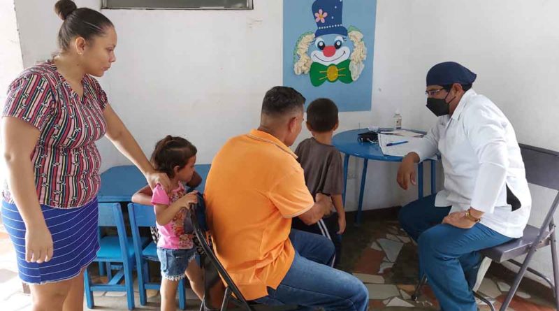 Médico del Ministerio de Salud brinda atención a menores de edad en Villa Guadalupe