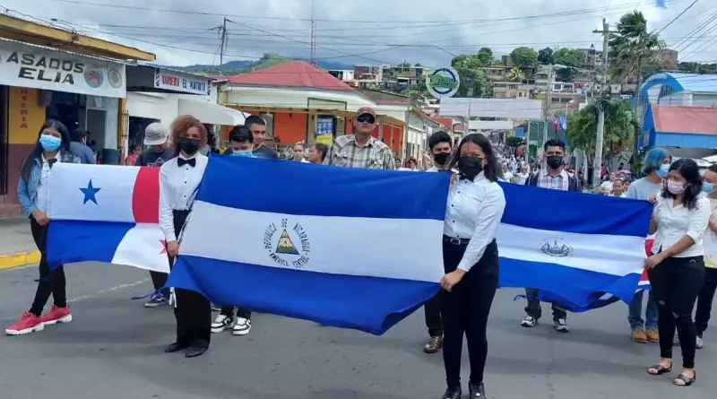 desfile patrio, matagalpa, estudiantes, azul y blanco, independencia, centroamerica,