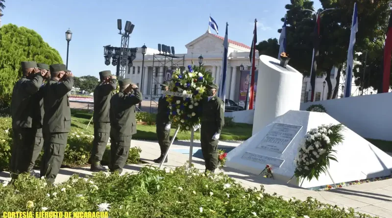 ejercito de nicaragua, comandante carlos fonseca, carlos fonseca amador, ofrenda floral mausoleo, plaza d ela revolucion,