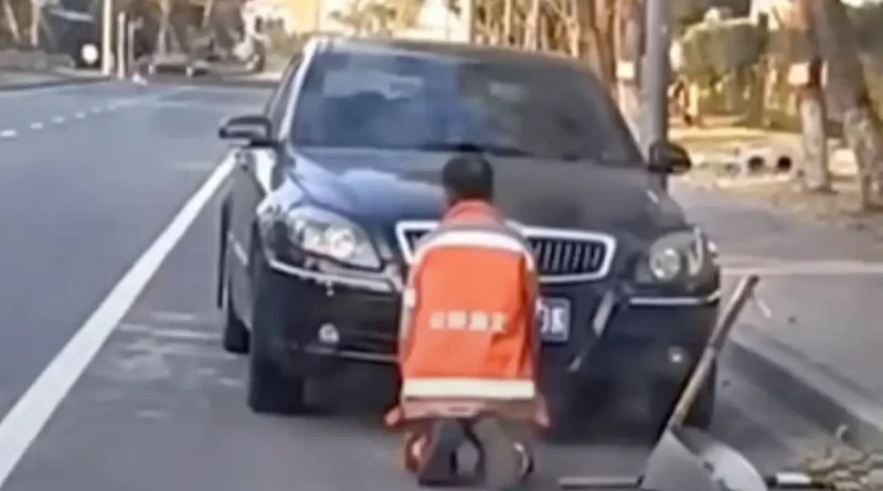 anciano, barrendero, obligado, arrodillarse, indignación, genera, ensuciar, auto, lujo, coche,