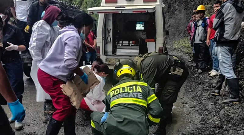 alud, tierra, carretera, bus, muertos, rescate, sobrevivientes, lluvia