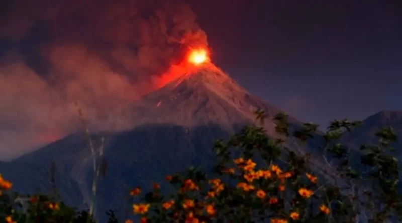 volcan, fuego, erupcion, lava, emergencia, guatemala