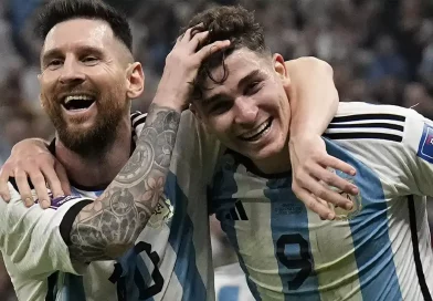 Julián, Álvarez, revelación, Argentina, Mundial, Qatar, joven, futbolista, alcanzó, renombre, mundial, será, recordada, perfección, mostrada, asociarse, Lionel, Messi, ídolo,