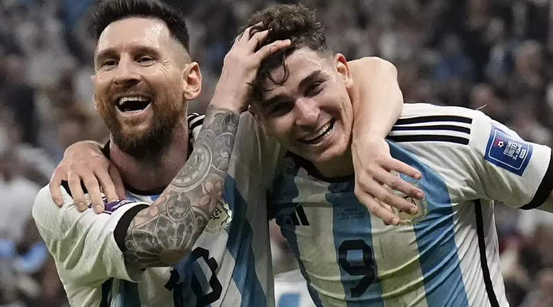 Julián, Álvarez, revelación, Argentina, Mundial, Qatar, joven, futbolista, alcanzó, renombre, mundial, será, recordada, perfección, mostrada, asociarse, Lionel, Messi, ídolo,