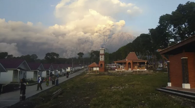 volca semeru, java, indonesia, erupcion volcan,