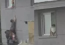 rescate, dramático, bebé, casi, cae, segundo, piso, Códoba, Argentina, ventana, borde, treparon, hombres, viral, niño, pequeño, nene,