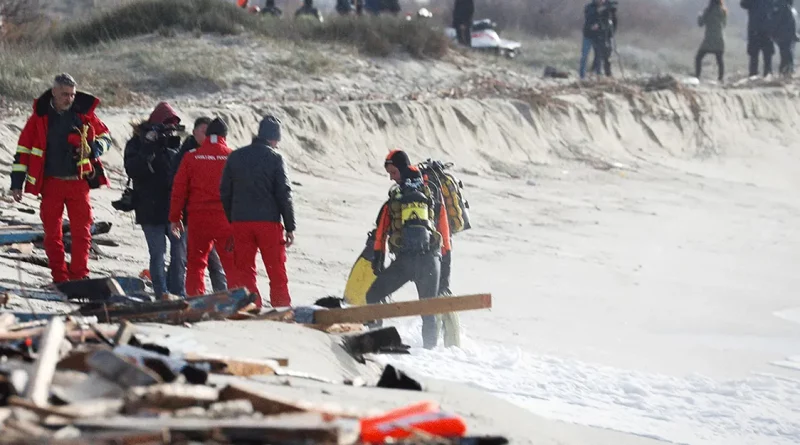 naufragio, calabria, italia, muertos, embarcacion, explocion