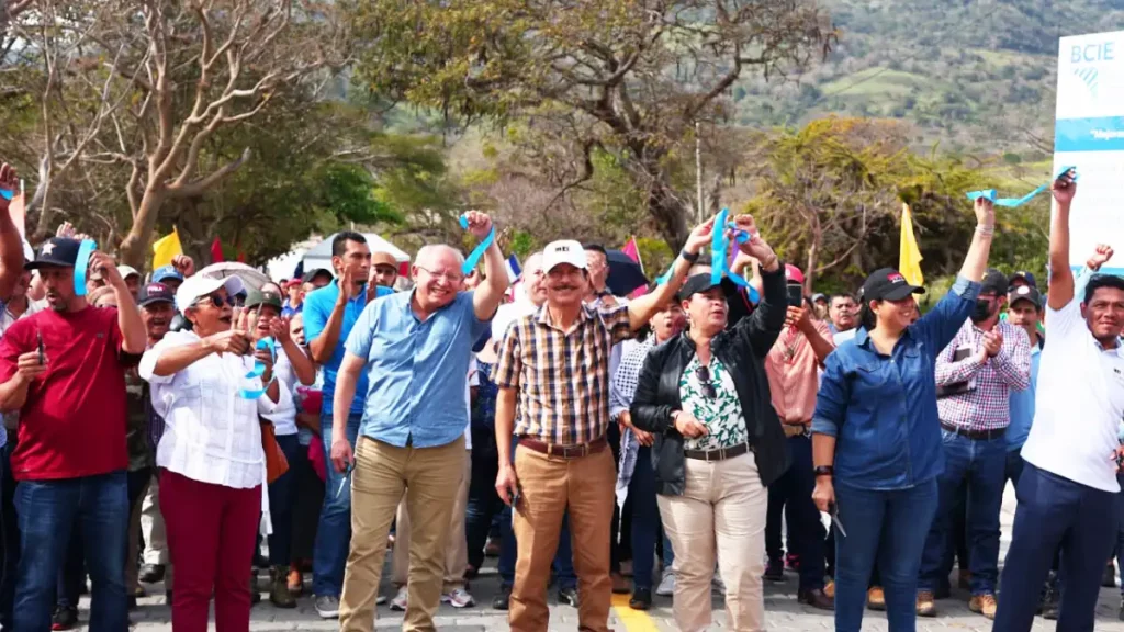 Autoridades inauguran nuevo tramo de carretera