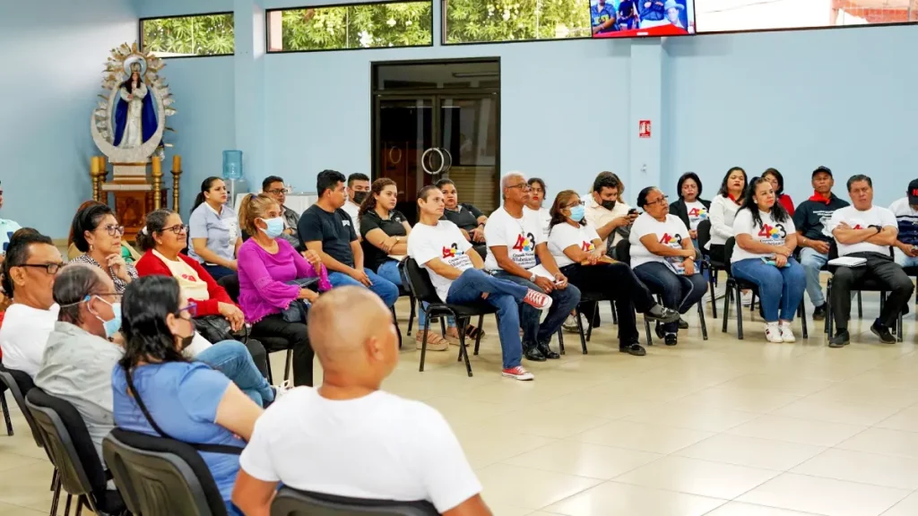 foro, foro virtual, nicaragua, mined, educación, alfabetización, puño en alto, libro abierto