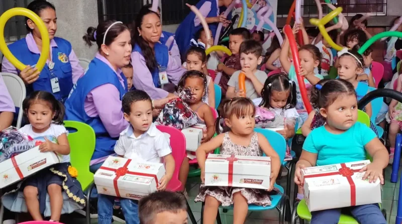 ministerio d ela familia, cdi, madre paquita, niños, managua, entrega de zapatos,