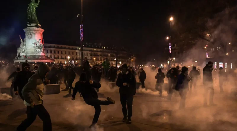 MANIFESTANTES, PROTESTAS, FRANCIAQ, PARIS,