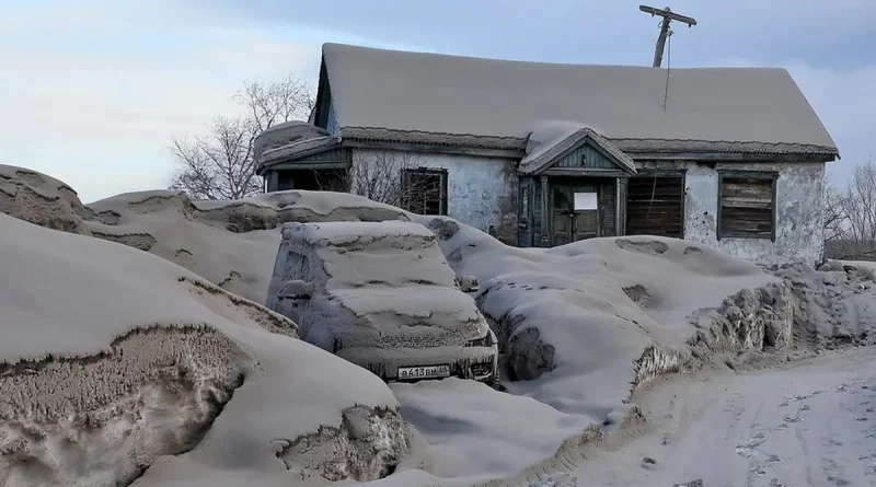 erupcipon, rusia, familias evacuadas, casas cubiertas de lava, nieve negra, rusik, erupcion,