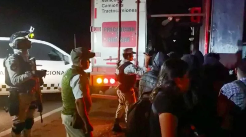 migrantes, mexico, extados uidos, encuentran migrantes en camion,