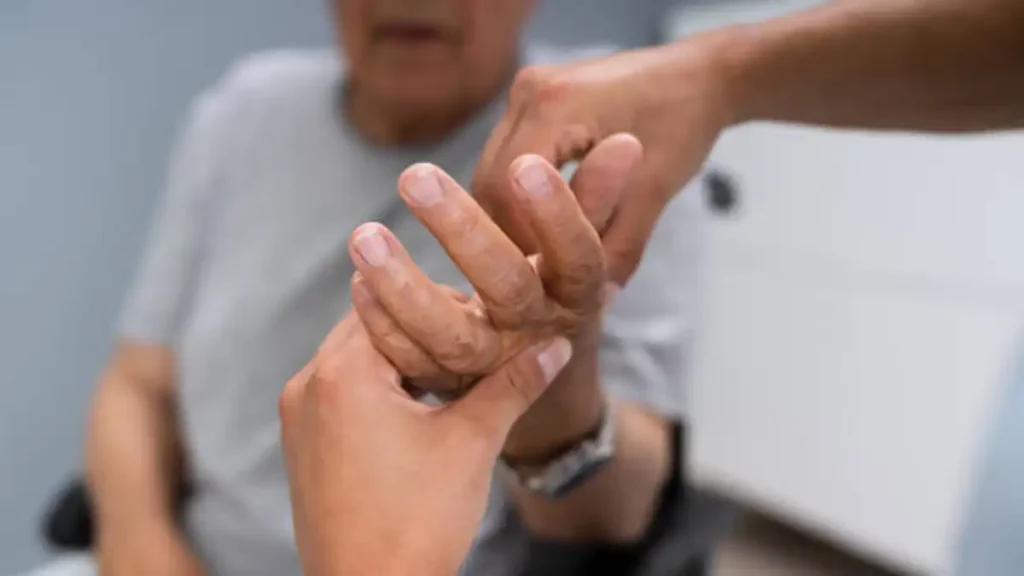 enfermedad, parkinson, signos, alerta, temprana, primeros, atentos, trastorno, neurodegenerativo, mano, anciano, hombre