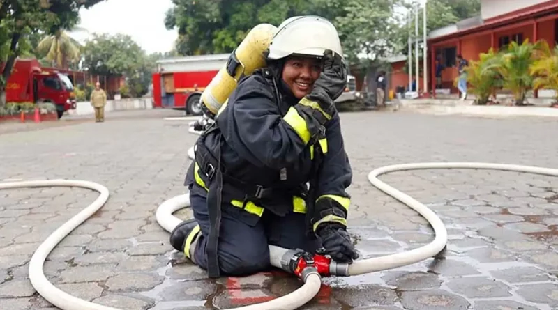 academia de bomberos, bomberas, nicaragua, managua, mujeres bomberas,