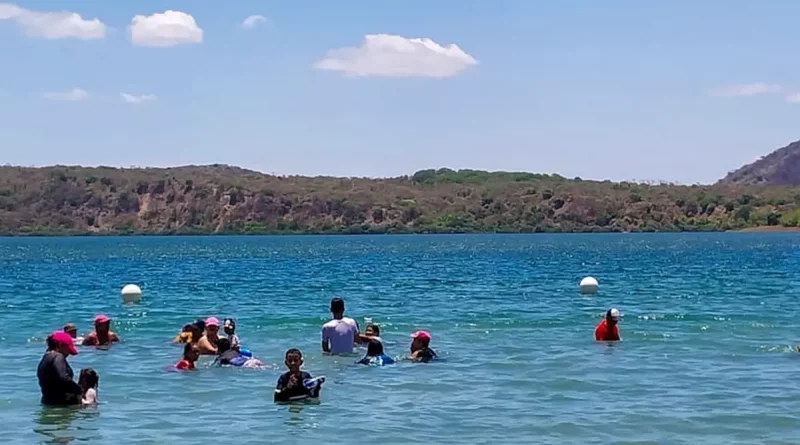 laguna de xiloa, veraneantes, nicaragua, managua, aguas refrescantes, belleza natural,