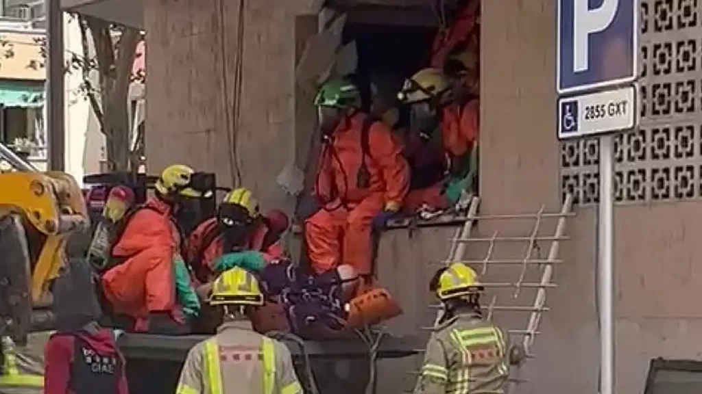 rescate, Barcelona, español, 250kg, límite, hombre, vivía, bajo, toneladas, basura, kilos, 250, lograron, bomberos, local, policía, rescatar, dramático, operativo, casa, Prat, Llobregat, síndrome, Diógenes,