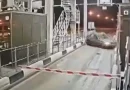 vehículo, automóvil, carro, coche, peaje, rusa, destroza, choca, barrera, carretera, colisión,