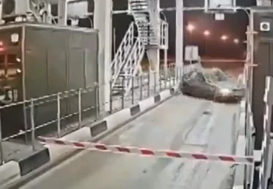 vehículo, automóvil, carro, coche, peaje, rusa, destroza, choca, barrera, carretera, colisión,