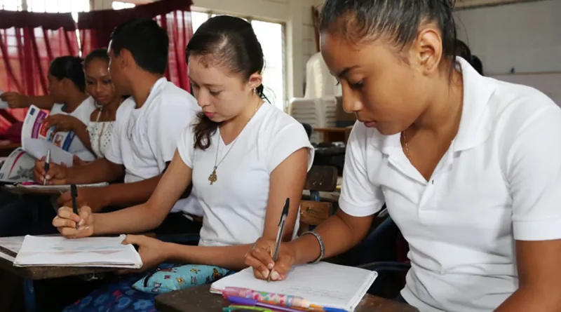 secundaria a distancia en el campo, estudiantes, nicaragua, mined, ministerio de educacion, salvador vanegas,