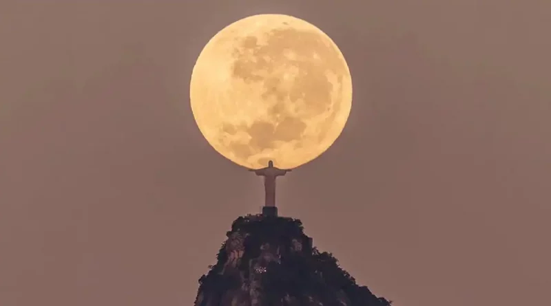 fotografía, fotógrafo, brasileño, Luna, perfecta, épica, Cristo, Redentor, sobre, captura, capturó, imagen, captar, intentó, durante, 3, años, esperó, fallidos, sosteniendo,