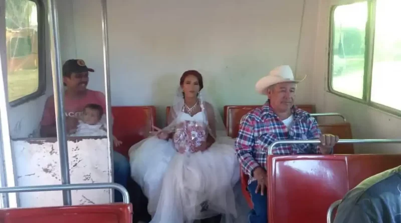 novia, conquista, redes, aborda, autobús, transporte, público, México, blanco, vestido, llegar, tiempo, boda, viaja, momento, Sonora, pareja,