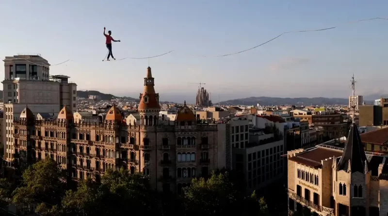 equilibrista, altura, 70, metros, cuerda, alturas, desafió, francés, Nathan, Paulin, funambulismo, Barcelona, cuerda, cielo, metálica, entre, edificios,