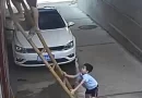 video, china, hebei, caida, niño, padre, escalera