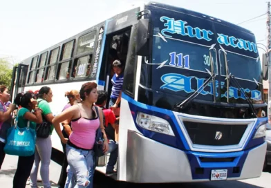 buses, transporte, pista san juan pablo, gente subiendo bus, personas tomando transporte managua, pista san juan pablo ii, construccion carretera