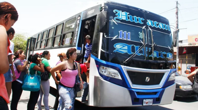 buses, transporte, pista san juan pablo, gente subiendo bus, personas tomando transporte managua, pista san juan pablo ii, construccion carretera