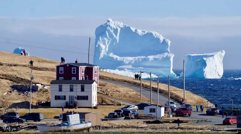 hielo, bloque, Canadá, Terranova, costa, aparece, iceberg, gigantesco, donde, hundió, Titanic, Titan, isla, residentes, océano, atlántico, fragmento, cambio, climático, altas temperaturas,