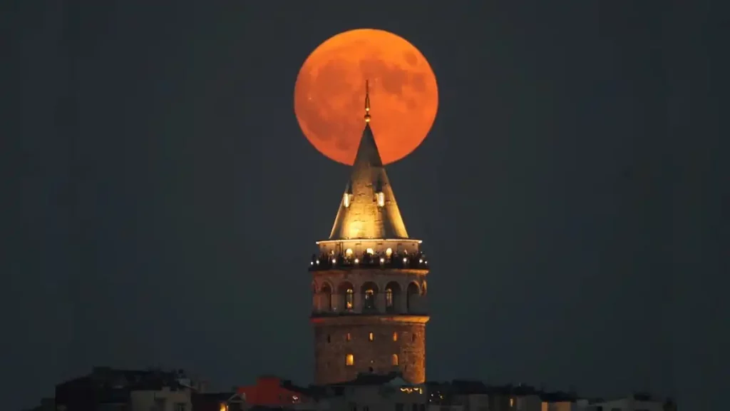 superluna, Luna Azul, imágenes, fenómeno, astronómico, en todo el mundo, redes, agosto, noche, cielo, ilumina, Estambul, Torre Galata,