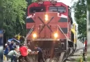 hombres, rescate, limite, vías de tren, atorado, atropellado, salvan, muerte, persona, silla de rueda, salvaron, México, Tlaquepaque, Jalisco,